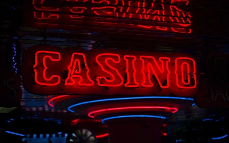 como jugar dados en casino